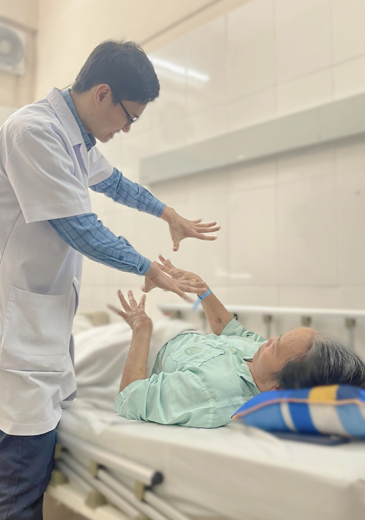 Bác sĩ thăm khám và điều trị cho bệnh nhân (Ảnh: BVCC)