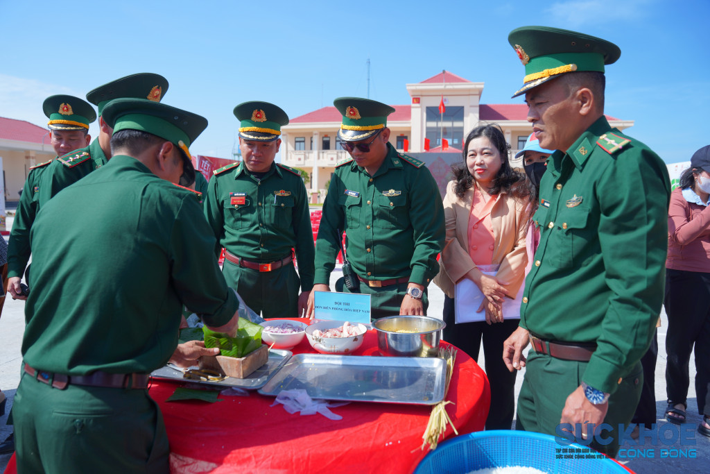 bo-doi-bien-phong-tham-gia-cac-hoat-dong-gan-ket-cong-dong-tai-su-kien