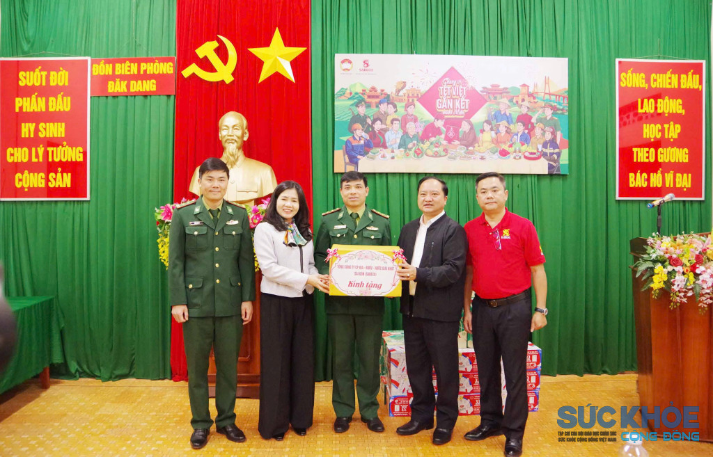 dai-dien-sabeco-dai-dien-ubtw-mttq-den-chuc-tet-va-chup-anh-ky-niem-tai-don-bien-phong-xa-dak-son