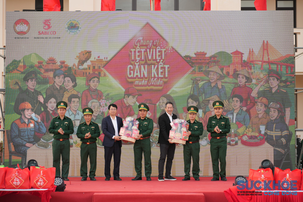 dai-dien-sabeco-va-dai-dien-ubtw-mttq-trao-gui-trai-nghiem-tet-cho-cac-don-bien-phong-khu-vuc-dak-lak-lam-dong