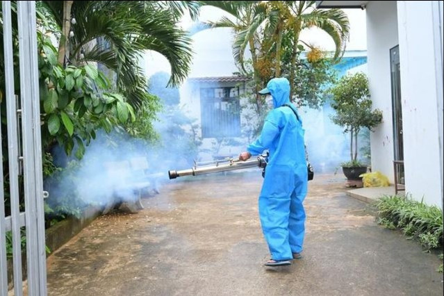 Hàng tuần thực hiện các biện pháp diệt loăng quăng, bọ gậy (Ảnh: TL)