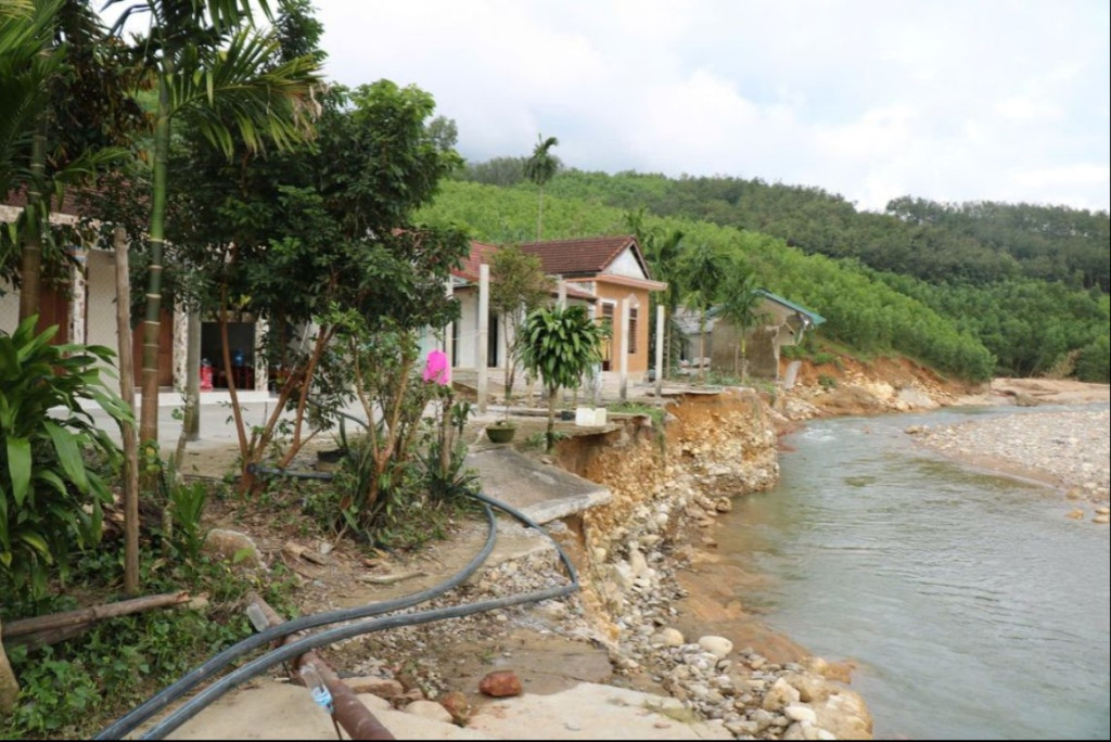 Hai trong ba ngôi nhà tại xã Khe Tre, TP Huế bị lũ kéo sập hồi cuối tháng 10/2025 (Ảnh: TL)