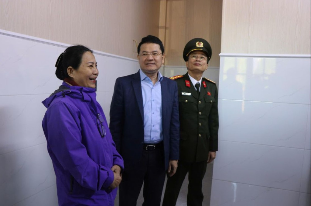 Ông Hoàng Hải Minh, Phó Chủ tịch UBND TP Huế và Đại tá Dương Văn Thoan, Phó Giám đốc Công an TP Huế tại lễ khánh thành, bàn giao nhà cho bà Nguyễn Thị Hiệp (Ảnh: TL)