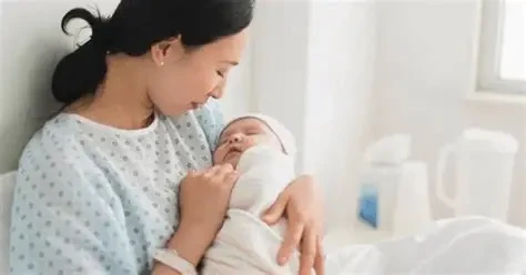 Xử lý tắc tia sữa đúng cách giúp dòng sữa lưu thông, hỗ trợ mẹ duy trì việc nuôi con bằng sữa mẹ an toàn. (Ảnh: Sưu tầm)