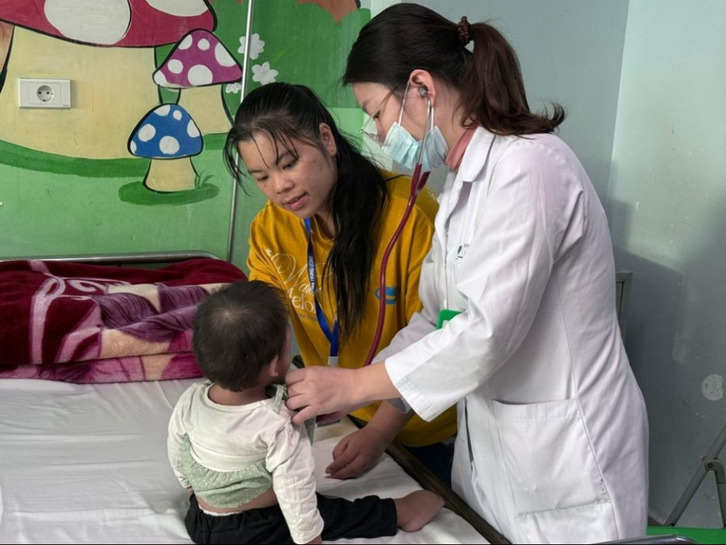 BS Trang khám lại cho T (Ảnh: BVCC)