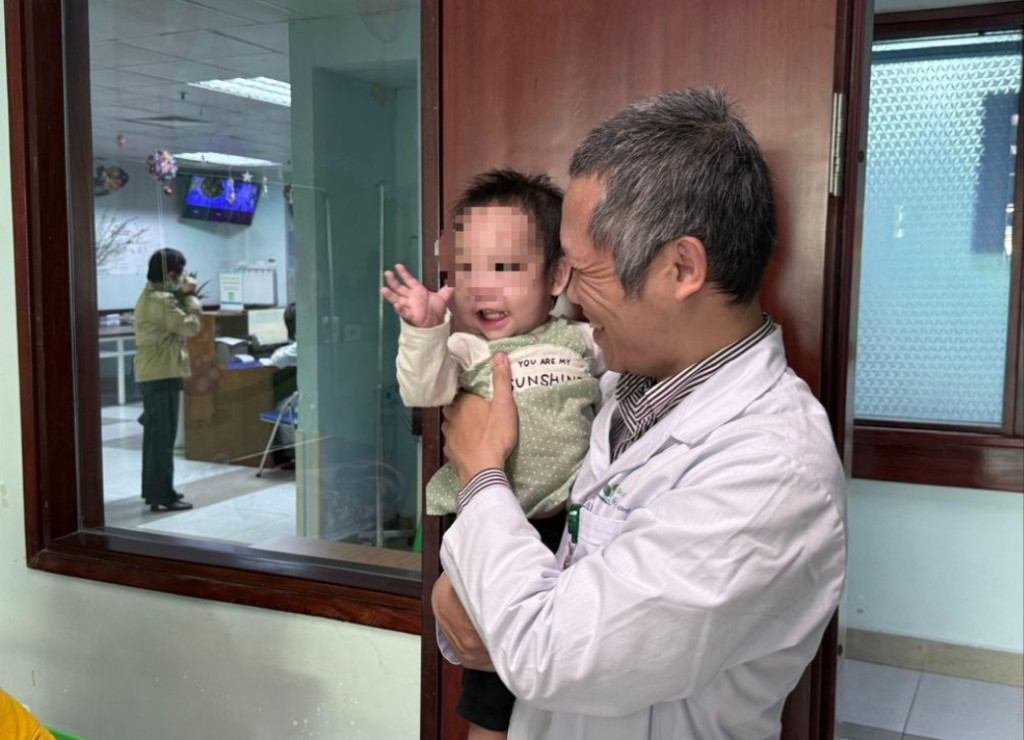 Bé T. cười, tương tác khi BS Thịnh Trường bế (Ảnh: BVCC)