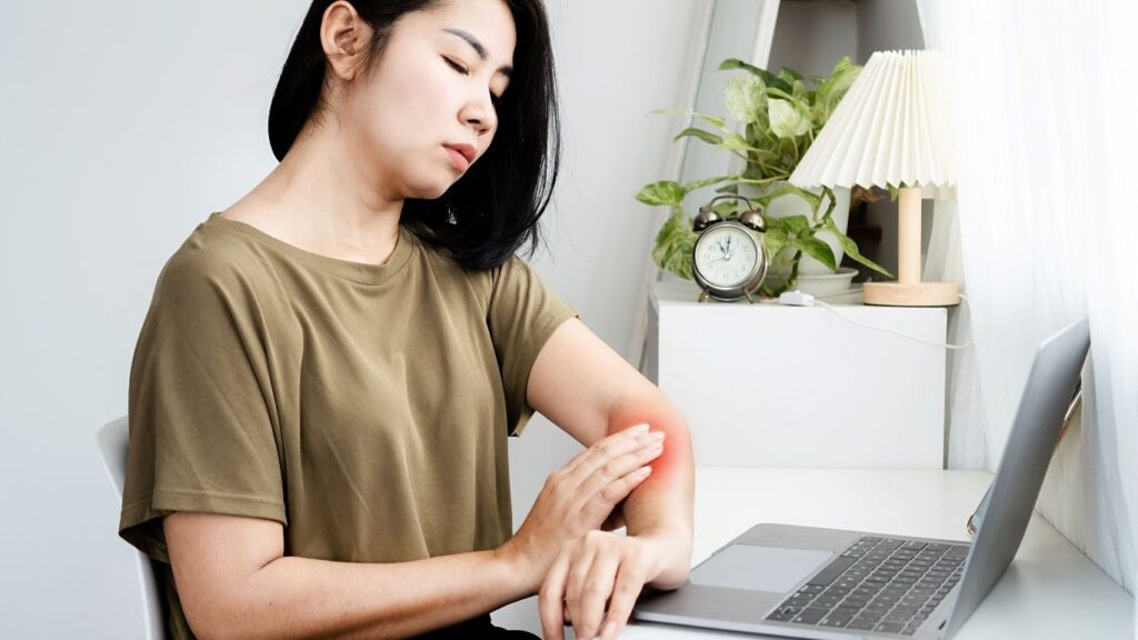 Nhức mỏi tay chân kéo dài không chỉ do mệt mỏi thông thường mà còn có thể là dấu hiệu cảnh báo nhiều bệnh lý tiềm ẩn cần được thăm khám sớm. (Ảnh: Sưu tầm)