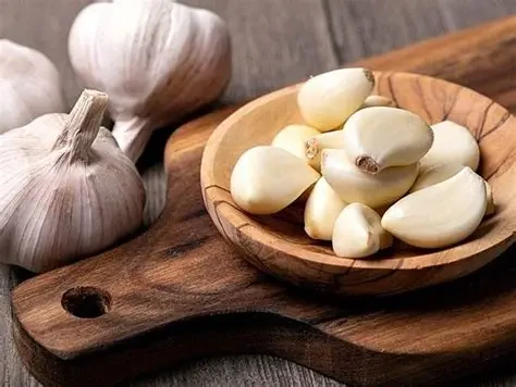 Chuyên gia khuyến cáo chỉ nên ăn 1–2 tép tỏi mỗi ngày để tận dụng lợi ích mà không gặp tác dụng phụ. (Ảnh: Sưu tầm)