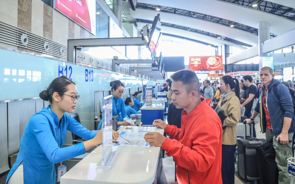 Tăng cường kiểm tra, giám sát đội ngũ nhân viên trực tiếp phục vụ chạy tàu, bay, đặc biệt là lái tàu, trực ban, gác chắn đường ngang, phi công và kỹ thuật viên; bảo đảm sự phối hợp nhịp nhàng giữa các bộ phận (Ảnh: TL)