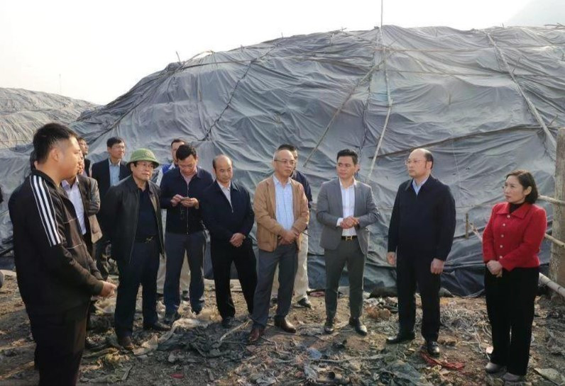 Phó Chủ tịch UBND tỉnh Thanh Hóa Cao Văn Cường kiểm tra thực tế tại khu xử lý rác thải (Ảnh: TL)