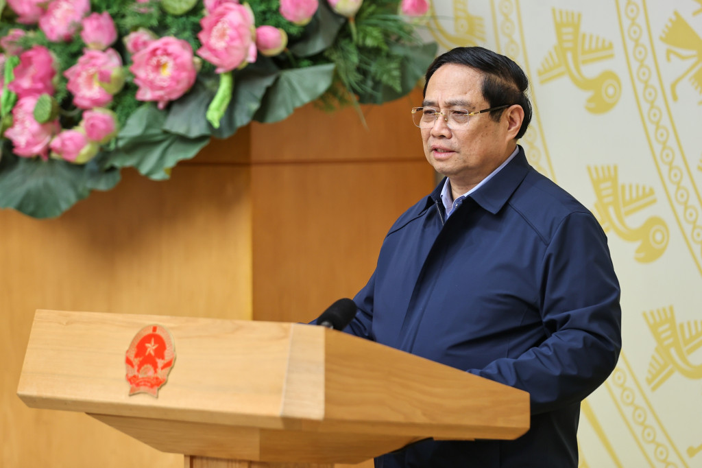 Thủ tướng ghi nhận, biểu dương các bộ, ngành, địa phương, các đơn vị làm tốt và có cách làm sáng tạo, hiệu quả, nhất là những đơn vị vượt chỉ tiêu về nhà ở xã hội (Ảnh: VGP/Nhật Bắc)