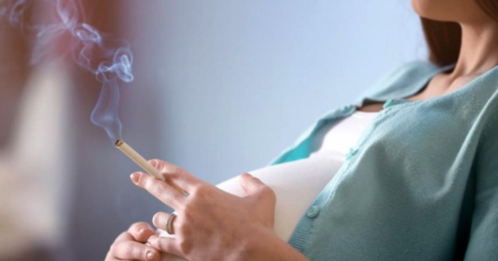 Mẹ bầu hút thuốc trong thai kỳ có nguy cơ sinh non (Ảnh: Sưu tầm)