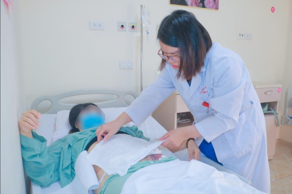 Bác sĩ thăm khám cho bệnh nhân gặp biến chứng sau hút mỡ (Ảnh: BVCC)