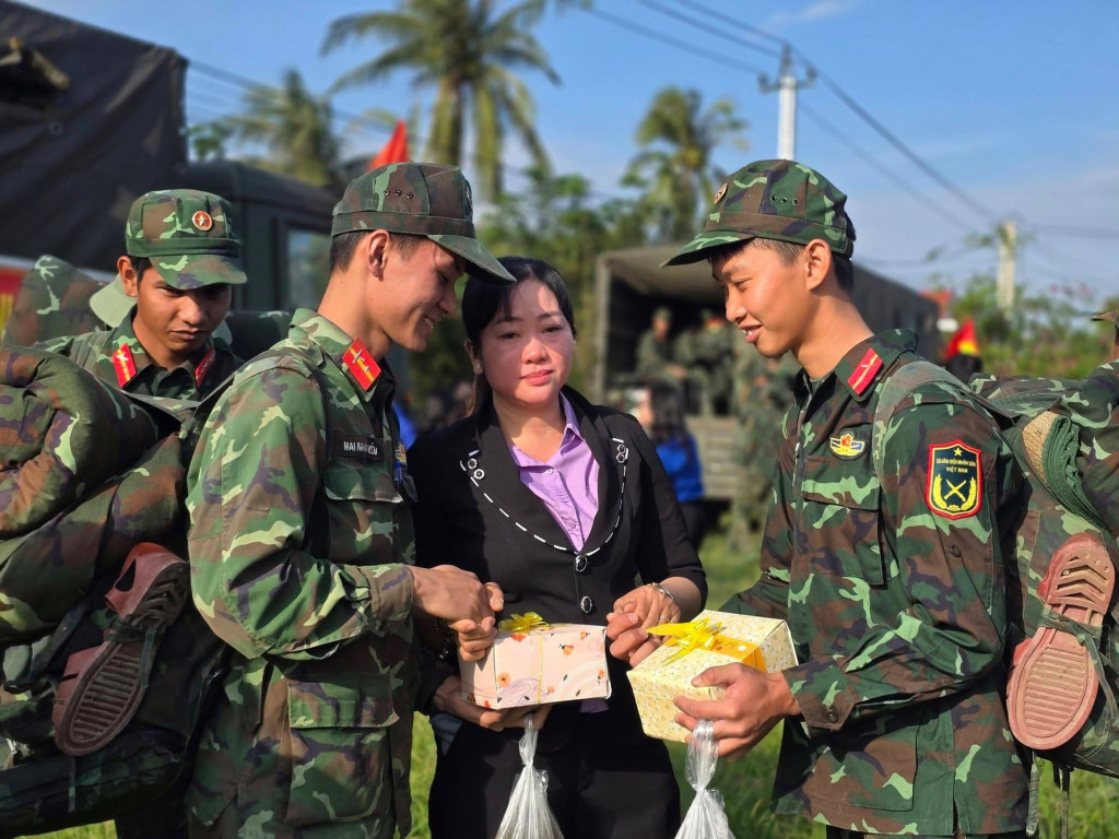 Người dân Đắk Lắk xúc động chia tay bộ đội sau Chiến dịch Quang Trung (Ảnh: Hà Nội mới)