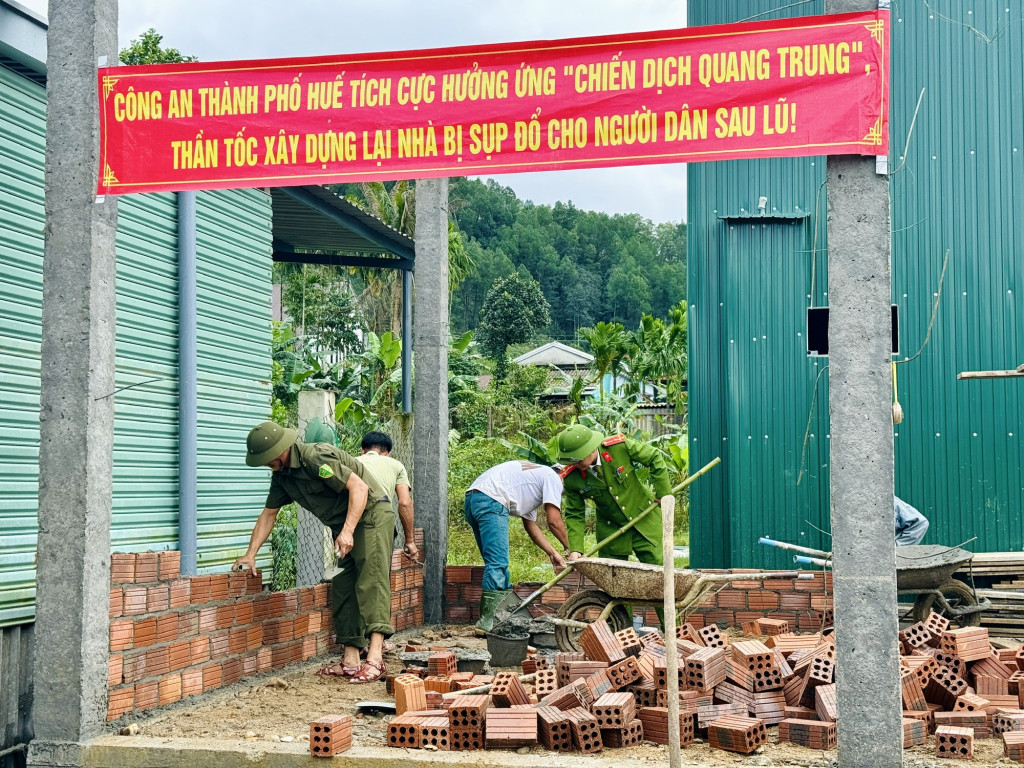 Công an thành phố Huế tham gia xây dựng nhà cho nhân dân sau lũ (Ảnh: SGGP)