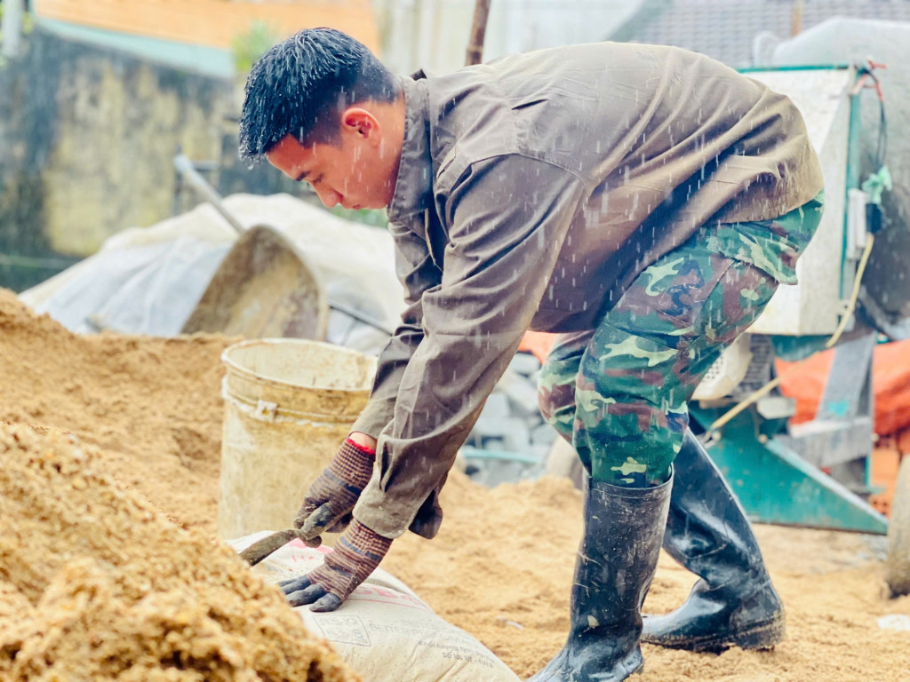 Cán bộ, chiến sĩ Tăng thiết giáp 574 (Quân khu 5) 'vượt nắng, thắng mưa' giúp dân dựng lại mái ấm ở rốn lũ Hòa Thịnh (Ảnh: VGP)