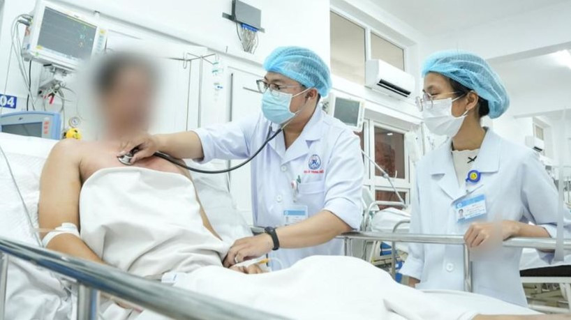Bác sĩ Bệnh viện Thống Nhất thăm khám cho bệnh nhân T. sau cơn nguy kịch (Ảnh: BVCC)