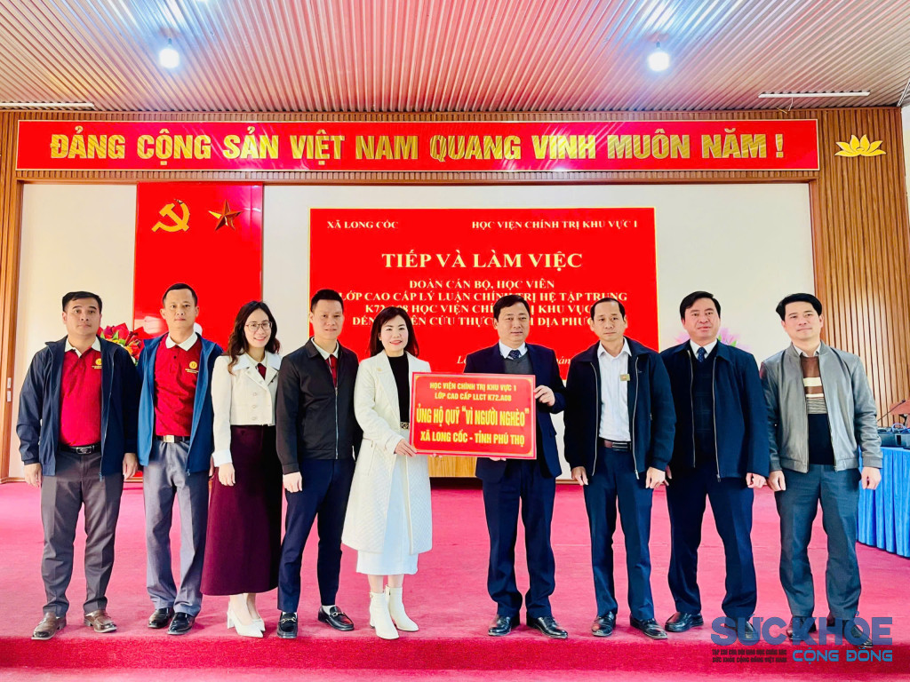 Lớp K72 -A08 tặng quỹ vì người nghèo xã Long Cốc ( ảnh: ĐT)