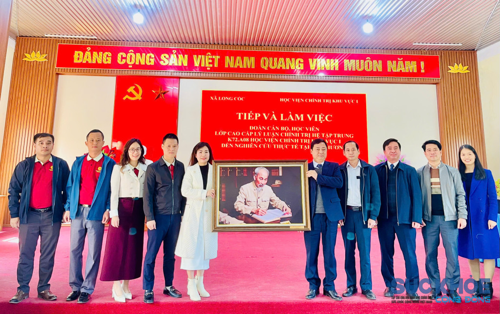 Đoàn thực tế lớp K72- A08 tặng  Đảng bộ chính quyền xã Long Cốc bức tranh chủ tịch Hồ Chí Minh (ảnh: ĐT)