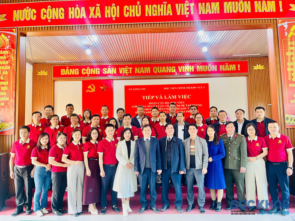  Đoàn thực tế lớp K72 - A08 chụng ảnh cùng đảng ủy, UBND xã Long Cốc( ảnh: ĐT)