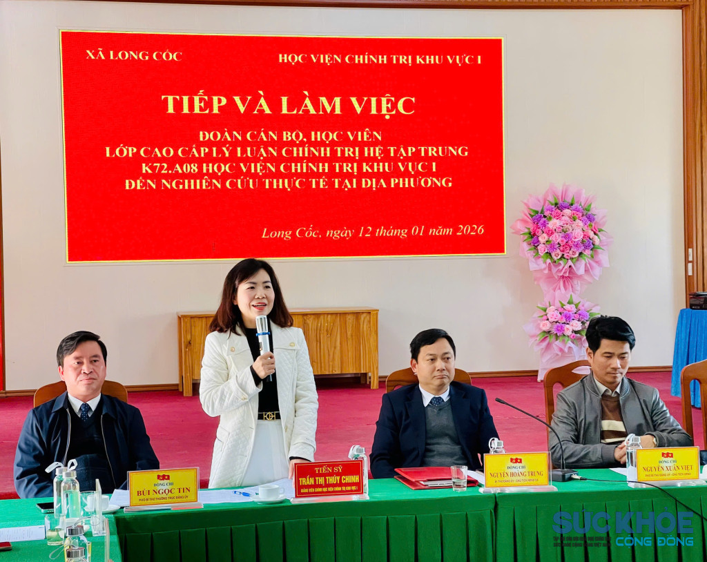 Tiến sĩ TRần Thị Thúy Chinh, trường đoàn Giảng viên chính Học viện chính trị khu vực I phát biểu cảm ơn ( ảnh: ĐT)