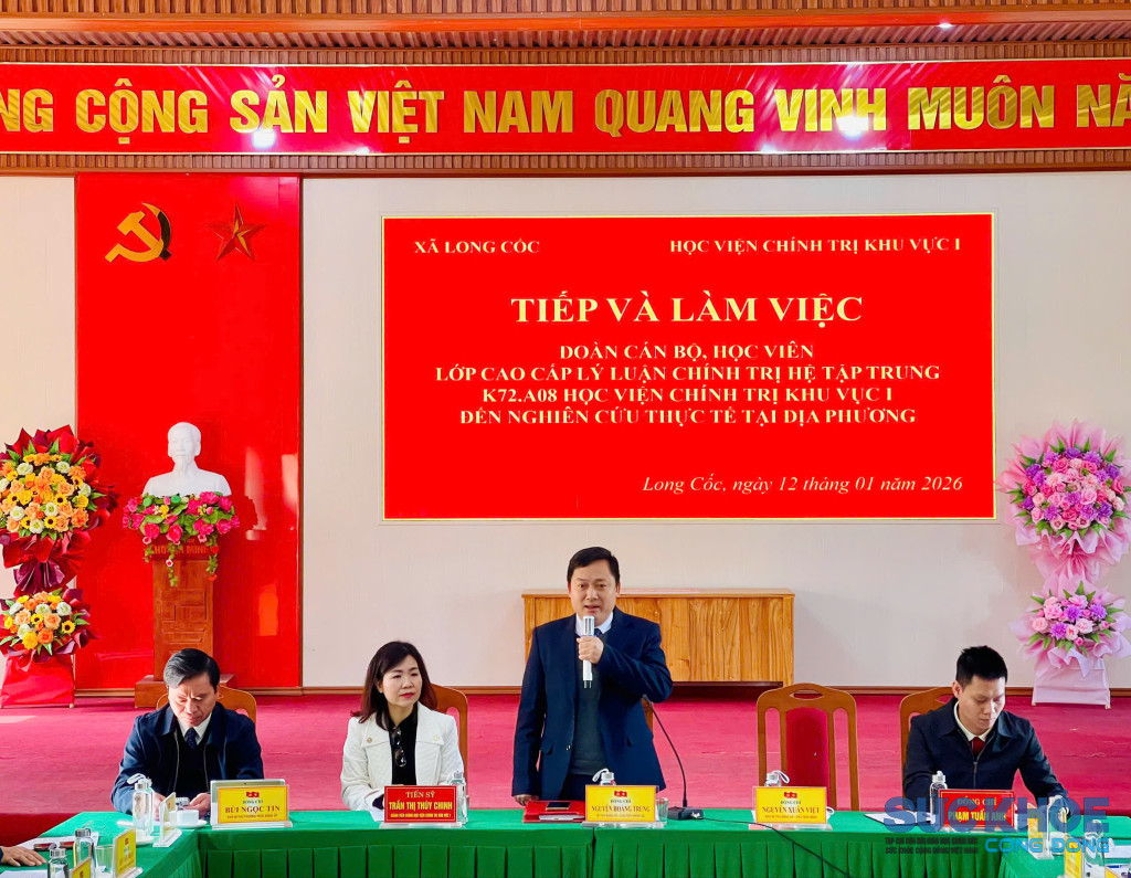 Đồng chí Bí thư đảng ủy xã phát biểu chào mừng đoàn lớp K72 - A08 ( ảnh: ĐT)