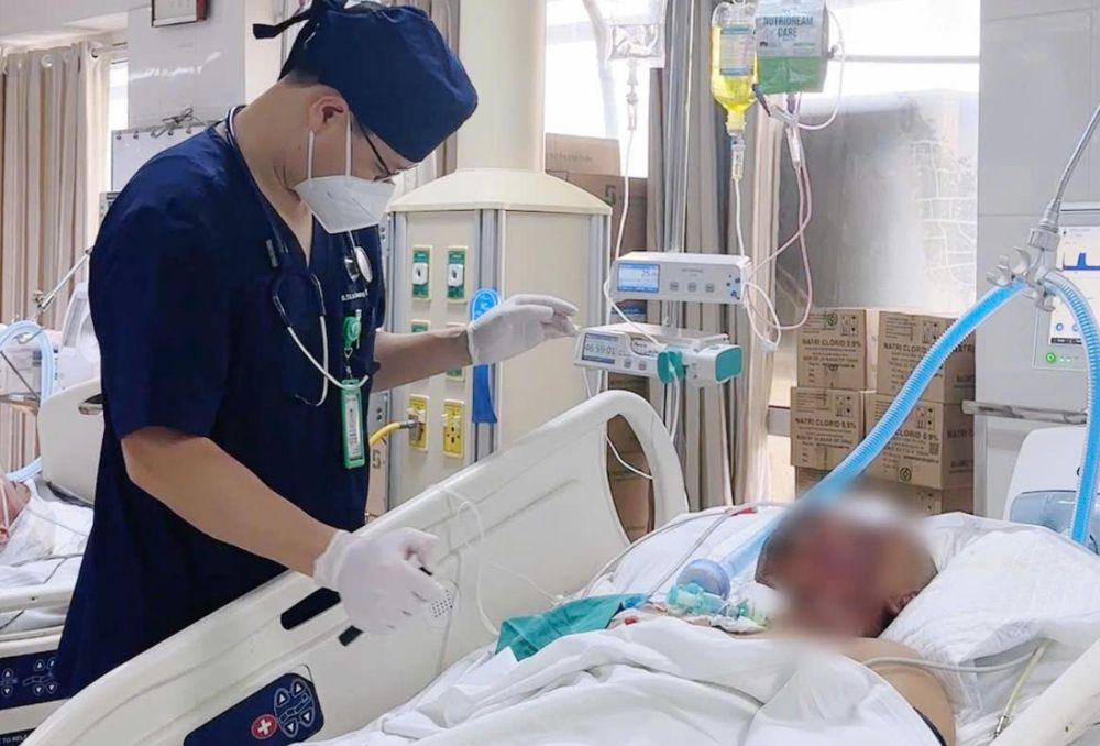 Một ca chấn thương do pháo nổ rất nặng được điều trị tích cực tại BV Hữu nghị Việt Đức (Ảnh: BVCC)