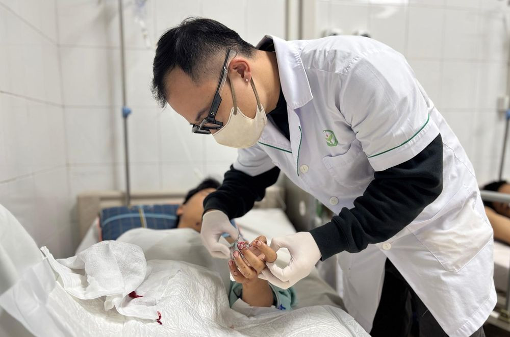 Một nạn nhân nát tay vì pháo nổ (Ảnh: BVCC)