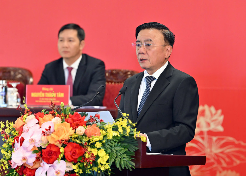Thường trực Ban Bí thư Trần Cẩm Tú ghi nhận, đánh giá cao tình cảm, trách nhiệm của đội ngũ phóng viên các cơ quan thông tấn báo chí trong nước và quốc tế trong công tác thông tin, tuyên truyền về Đại hội XIV của Đảng (Ảnh: VGP)