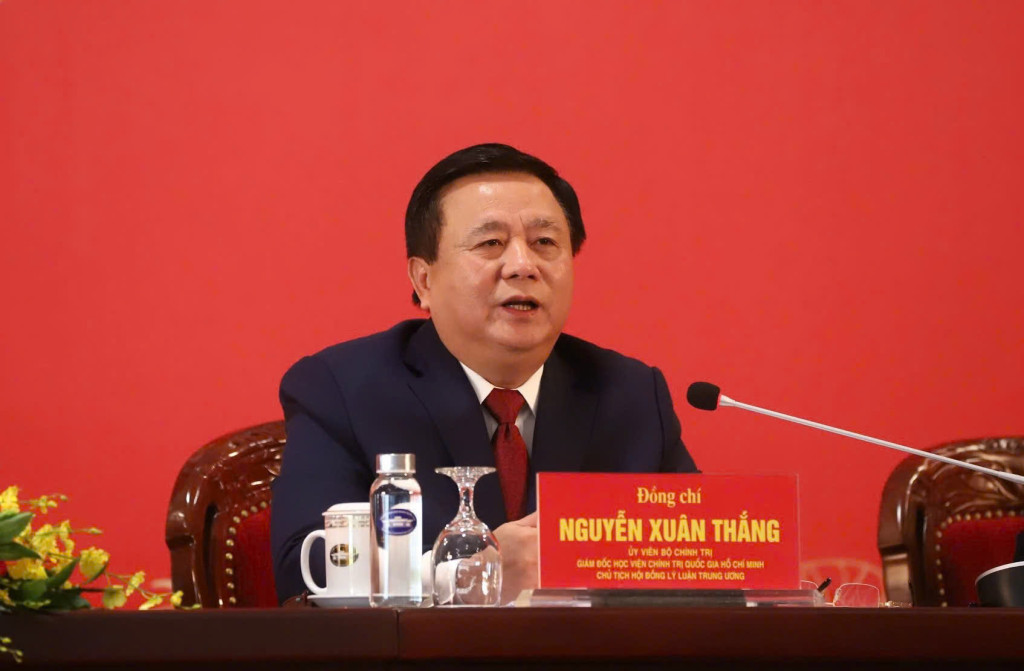 Ủy viên Bộ Chính trị, Giám đốc Học viện Chính trị quốc gia Hồ Chí Minh, Chủ tịch Hội đồng Lý luận Trung ương Nguyễn Xuân Thắng nêu những điểm mới của Đại hội XIV của Đảng (Ảnh: VGP)