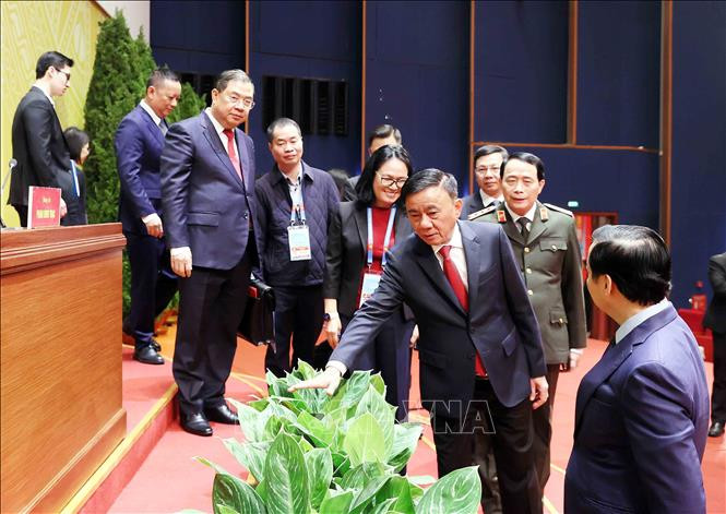 Thường trực Ban Bí thư Trần Cẩm Tú kiểm tra khu vực của Đoàn Chủ tịch Đại hội tại Trung tâm hội nghị  (Ảnh: TTXVN)