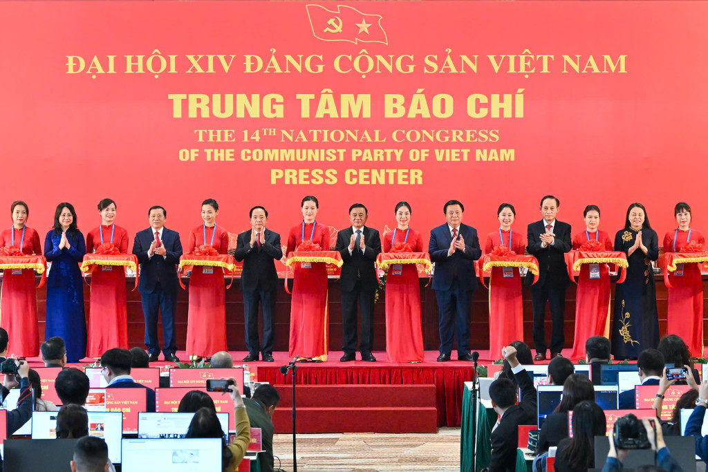 Các đại biểu cắt băng khánh thành Trung tâm Báo chí phục vụ Đại hội XIV của Đảng (Ảnh: TL)