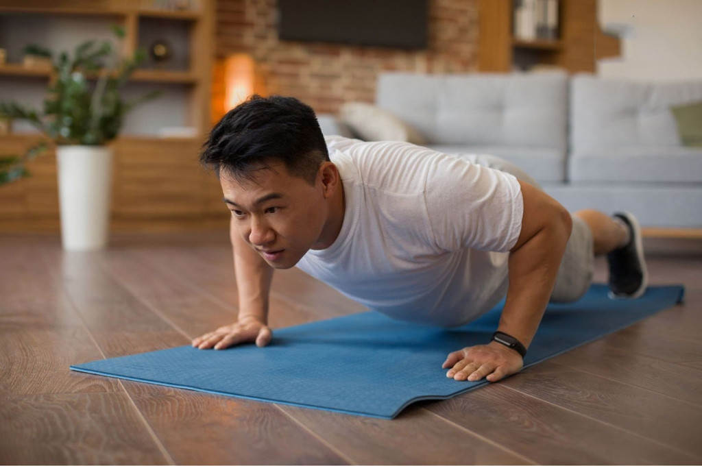 Tập chống đẩy đều đặn với cường độ phù hợp có thể góp phần cải thiện nồng độ testosterone một cách tự nhiên (Ảnh: Sưu tầm)