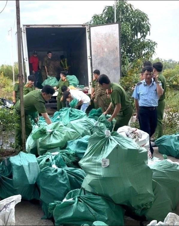 Lực lượng chức năng tạm giữ hơn 4 tấn mỹ phẩm dạng kem không rõ nguồn gốc (Ảnh: QLTT)