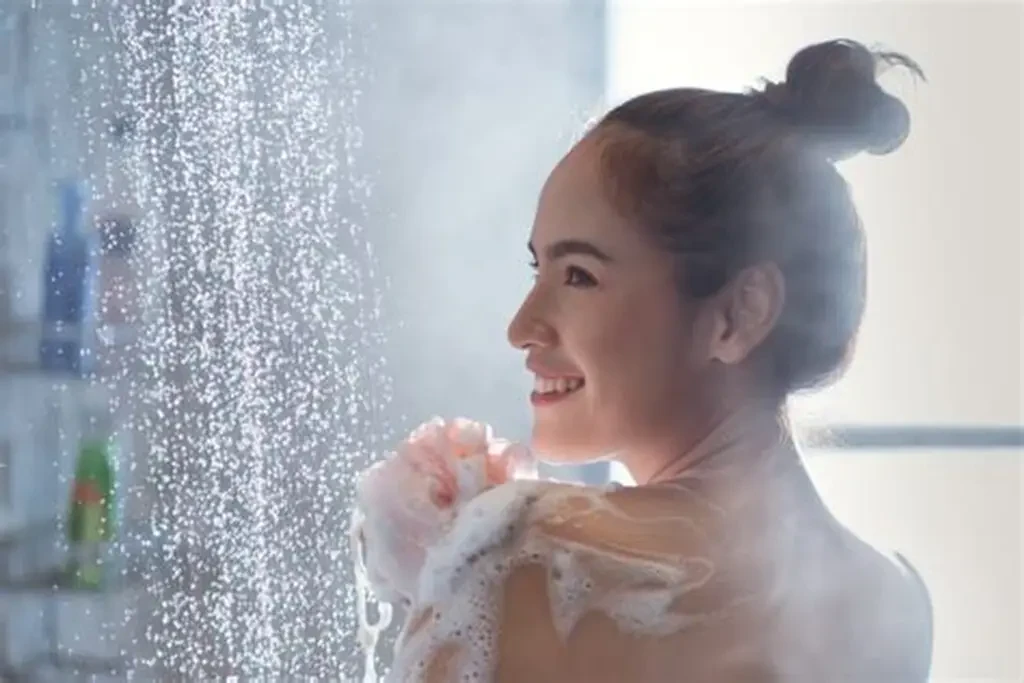 Không phải ai cũng nên tắm ngay khi vừa thức dậy, một số trường hợp cần thận trọng để tránh ảnh hưởng xấu đến sức khỏe. (Ảnh: Sưu tầm)