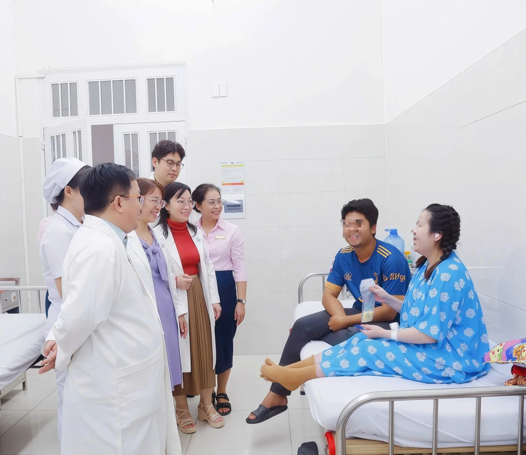 Y bác sĩ thăm hỏi gia đình sản phụ (Ảnh: BVCC)