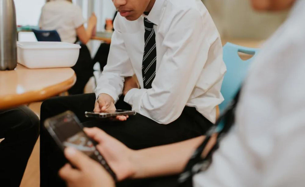 Việc sử dụng điện thoại thông minh ở trường có thể cản trở việc xây dựng các mối quan hệ và kỹ năng xã hội của học sinh (Ảnh: Getty Images)