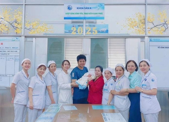 Các y bác sĩ cùng gia đình sản phụ hạnh phúc bên em bé sau hơn 3 tháng căng thẳng níu giữ sự sống thai nhi (Ảnh: TL)