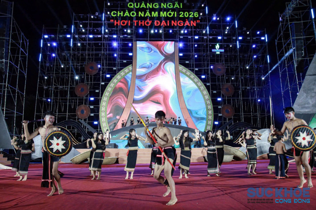 Đội múa cồng chiêng xoang của nhà trường tham gia biểu diễn tại các lễ hội văn hóa lớn của tỉnh (Ảnh: Đình Vũ)