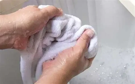 Giặt khăn tắm định kỳ và phơi khô hoàn toàn là thói quen đơn giản nhưng giúp giảm nguy cơ mụn, viêm da và nhiễm khuẩn. (Ảnh: Sưu tầm)