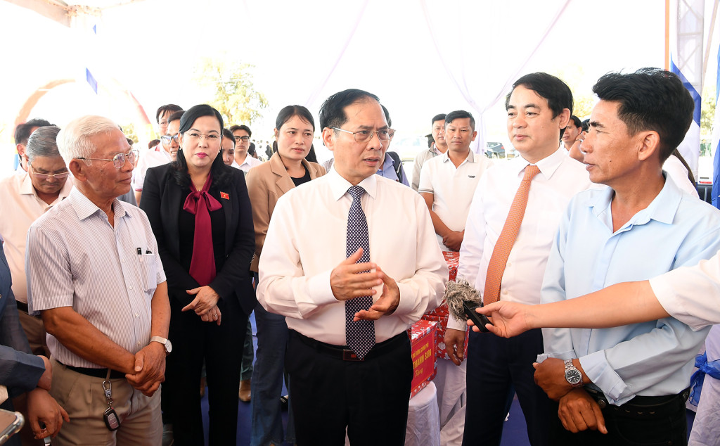 Phó Thủ tướng Bùi Thanh Sơn trò chuyện cùng người dân trong vùng dự án Nhà máy điện hạt nhân Ninh Thuận 1 (Ảnh: VGP/Hải Minh)