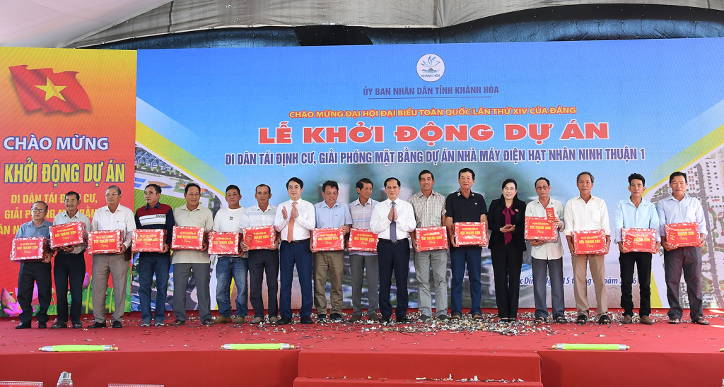 Phó Thủ tướng Bùi Thanh Sơn tặng quà cho các hộ dân trong vùng dự án Nhà máy điện hạt nhân Ninh Thuận 1 (Ảnh: VGP/Hải Minh)