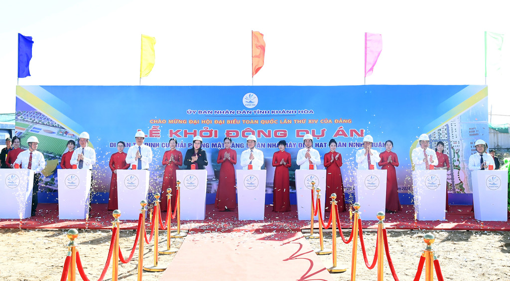 Phó Thủ tướng Bùi Thanh Sơn và các đại biểu thực hiện nghi thức khởi động Dự án thành phần 1: Di dân tái định cư, giải phóng mặt bằng Nhà máy điện hạt nhân Ninh Thuận 1 (Ảnh: VGP/Hải Minh)
