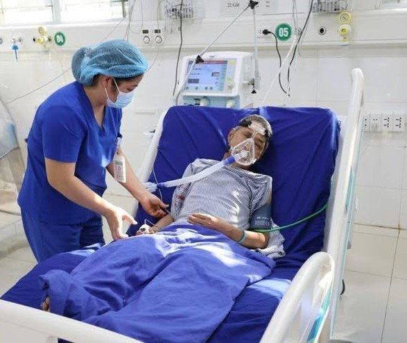 Bác sĩ thăm khám cho bệnh nhân (Ảnh: BVCC)