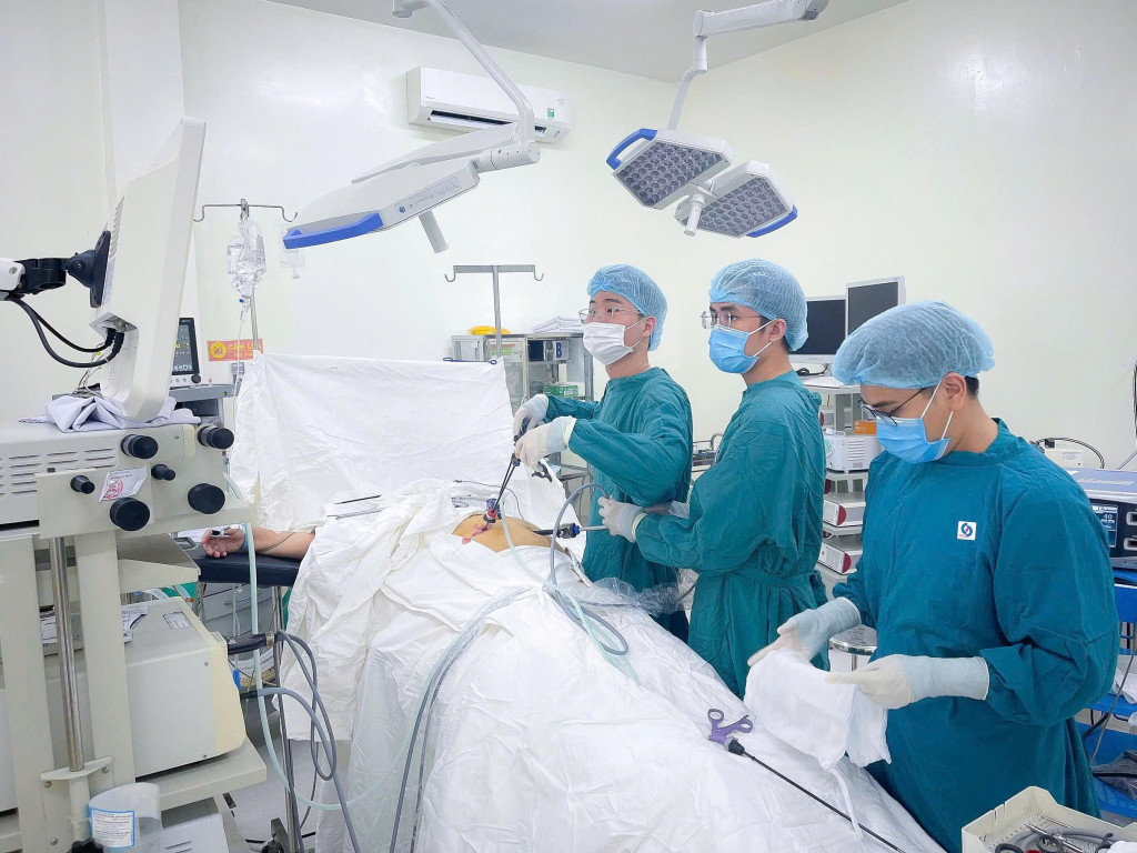 Ê-kíp Khoa Ngoại Tổng hợp Bệnh viện Nhân dân Gia Định Cơ sở 2 thực hiện phẫu thuật nội soi kết hợp ERCP (Ảnh: BVCC)