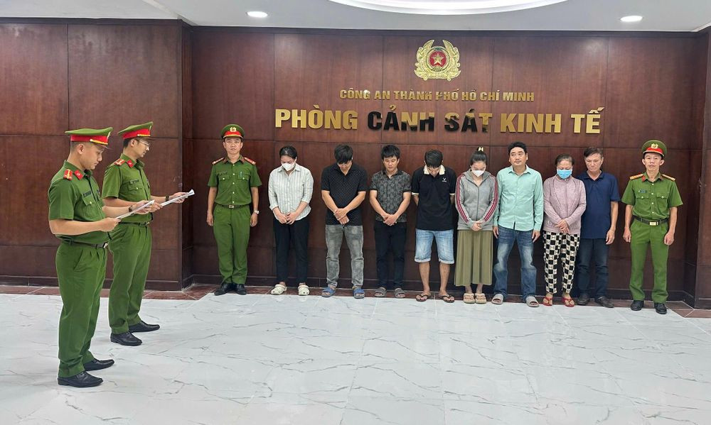 Cơ quan CSĐT tống đạt Quyết định khởi tố bị can đối với các đối tượng (Ảnh: CACC)