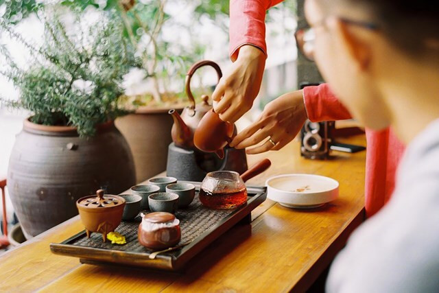 Thưởng trà ngày Tết là nét đẹp văn hóa của người Việt, nhưng uống trà không đúng thời điểm có thể ảnh hưởng đến chất lượng giấc ngủ. (Ảnh: Sưu tầm)