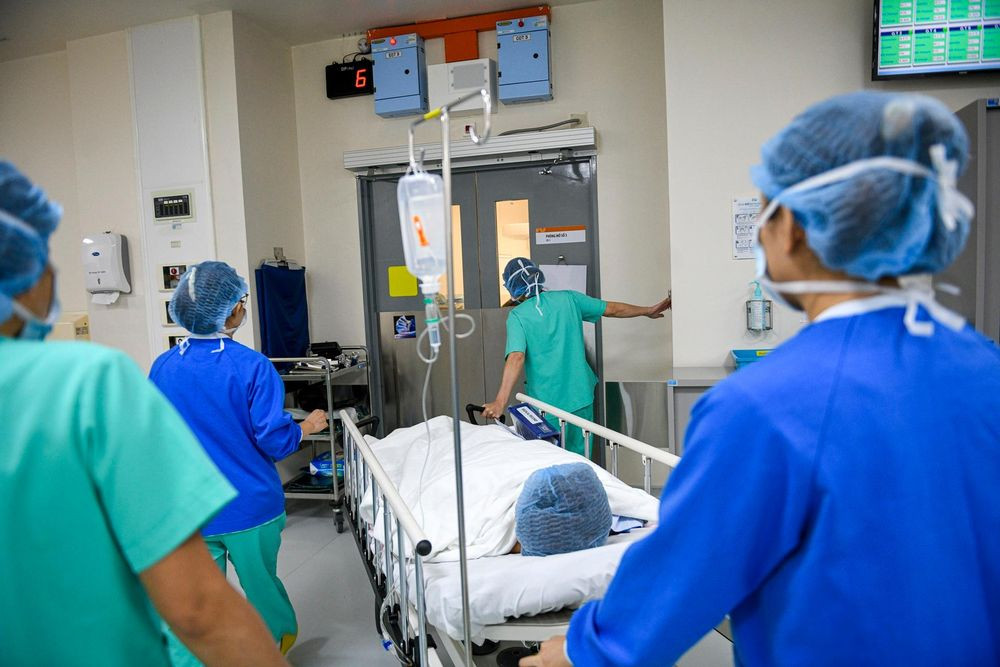 Tại khu vực chuẩn bị, toàn bộ ê-kíp phẫu thuật thực hiện một cuộc “tổng duyệt” kỹ thuật nghiêm ngặt trước khi vận hành hệ thống Da Vinci Xi. Khác với phẫu thuật thông thường, bác sĩ Đặng Đình Minh Thanh, Trưởng khoa Phẫu thuật lồng ngực kiêm Trưởng Trung tâm Phẫu thuật Robot và cộng sự phải kiểm tra kỹ lưỡng từ vị trí đặt các cánh tay robot đến quy trình phối hợp dụng cụ. Mọi kịch bản từ xử lý tổn thương lành tính, đến cắt thùy phổi triệt căn đều được tính toán chi tiết để không có bất kỳ sai sót nào xảy ra (Ảnh: BVCC)