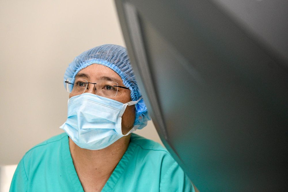 Trước khi chính thức phẫu thuật, bác sĩ Thanh thực hiện công đoạn 