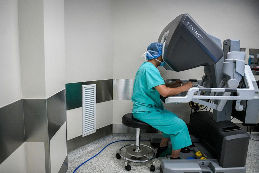 Thách thức lớn nhất xuất hiện khi ê-kíp phải tìm kiếm nốt tổn thương thứ hai nằm ẩn sâu trong nhu mô phổi trái. Đây là giai đoạn căng thẳng nhất, kéo dài gần một giờ đồng hồ vì khối u quá nhỏ và nằm ở vị trí cực kỳ hiểm hóc. Bác sĩ Thanh điều khiển cánh tay robot bóc tách từng lớp mô phổi mỏng manh với sự kiên trì và tỉ mỉ tối đa để lấy bằng được mẫu bệnh phẩm (Ảnh: BVCC)